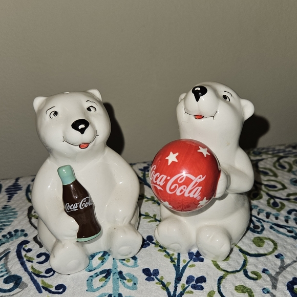 Coca cola bears salt and pepper shakers - Picture 9 of 9